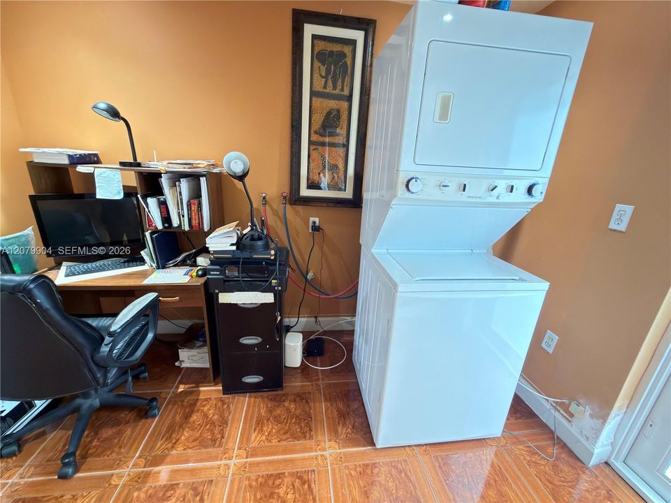 For Rent: $3,000 (3 beds, 1 baths, 1188 Square Feet)