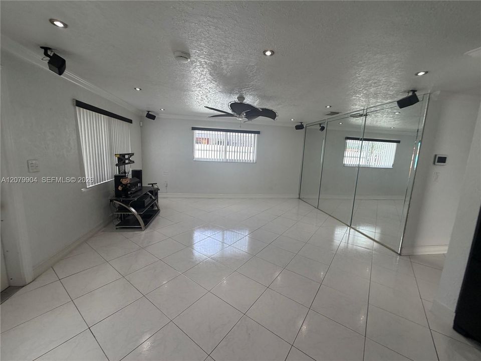 For Rent: $3,000 (3 beds, 1 baths, 1188 Square Feet)