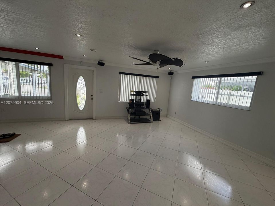 For Rent: $3,000 (3 beds, 1 baths, 1188 Square Feet)