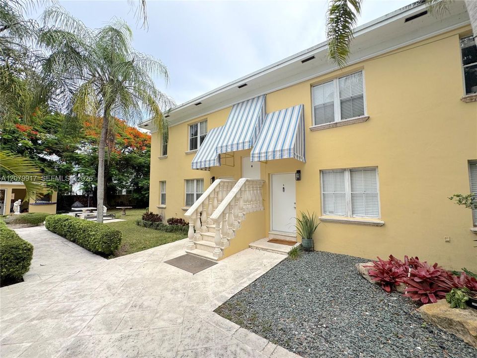 For Rent: $2,695 (2 beds, 1 baths, 700 Square Feet)
