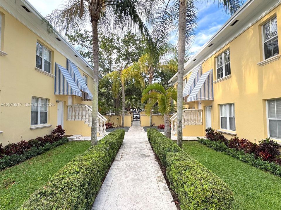 For Rent: $2,695 (2 beds, 1 baths, 700 Square Feet)