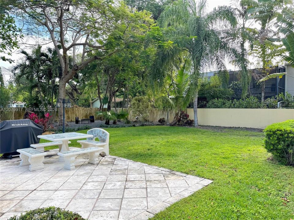 For Rent: $2,695 (2 beds, 1 baths, 700 Square Feet)