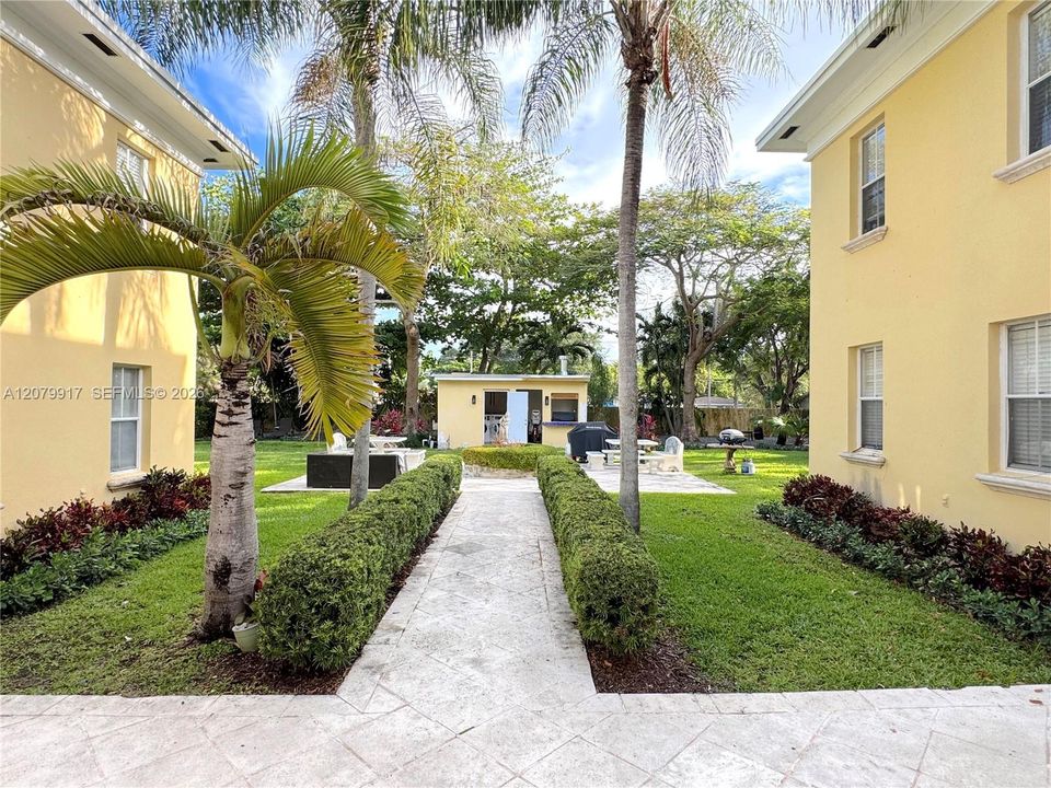 For Rent: $2,695 (2 beds, 1 baths, 700 Square Feet)