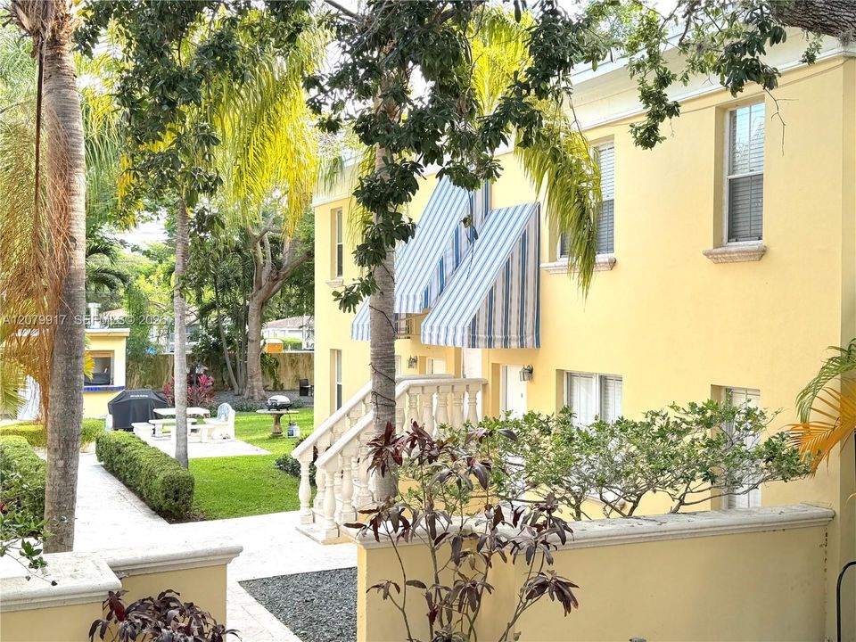 For Rent: $2,695 (2 beds, 1 baths, 700 Square Feet)
