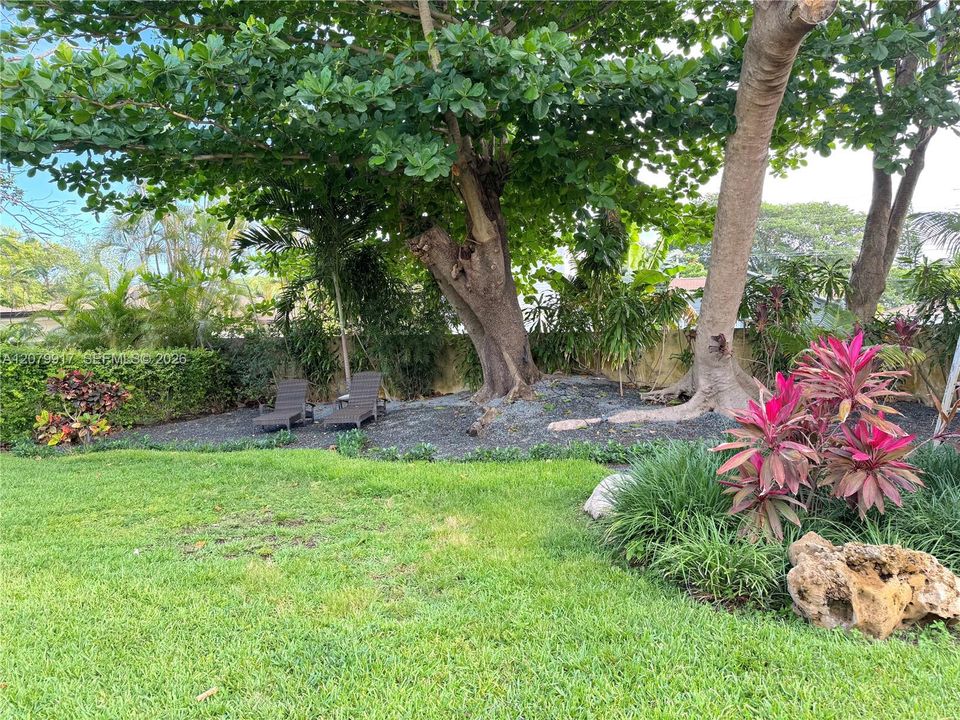 For Rent: $2,695 (2 beds, 1 baths, 700 Square Feet)