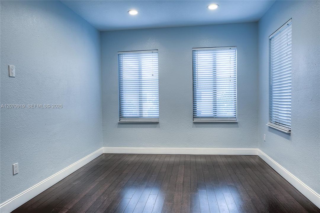 En Venta: $1,275,000 (5 camas, 3 baños, 2511 Pies cuadrados)