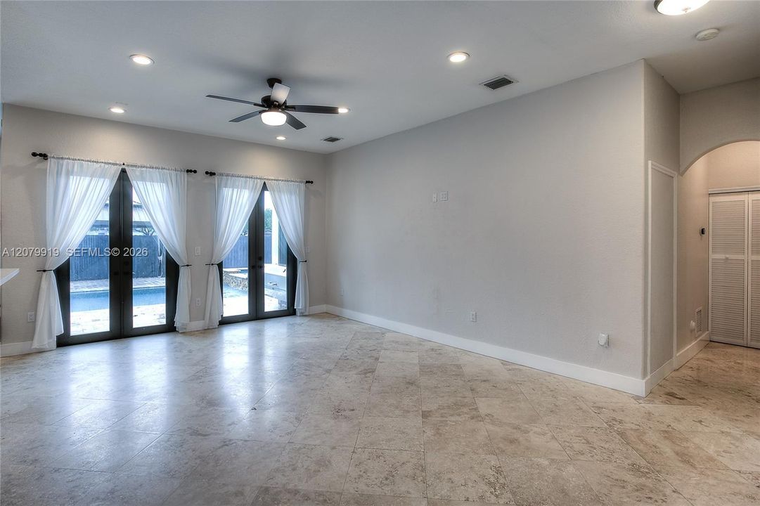 En Venta: $1,275,000 (5 camas, 3 baños, 2511 Pies cuadrados)