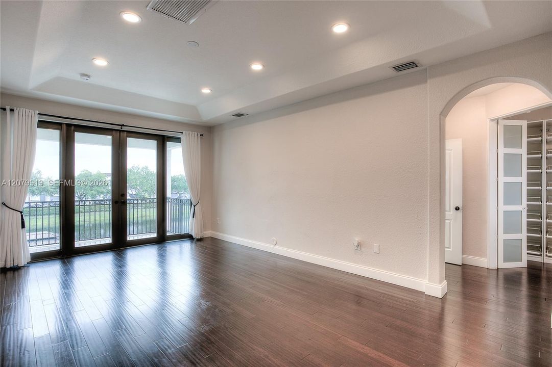 En Venta: $1,275,000 (5 camas, 3 baños, 2511 Pies cuadrados)
