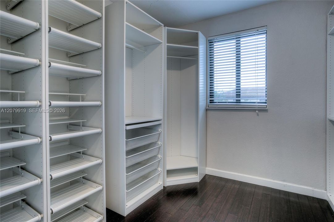 En Venta: $1,275,000 (5 camas, 3 baños, 2511 Pies cuadrados)