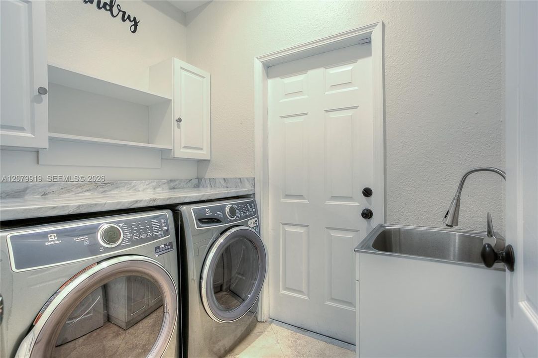 En Venta: $1,275,000 (5 camas, 3 baños, 2511 Pies cuadrados)