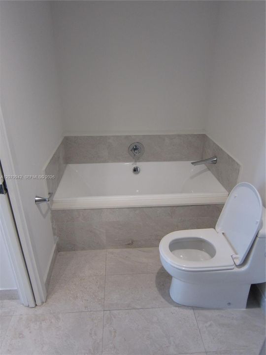 For Rent: $3,600 (1 beds, 1 baths, 745 Square Feet)