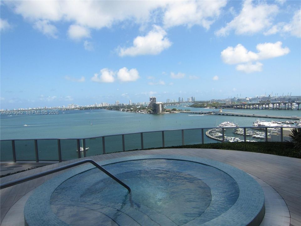 For Rent: $3,600 (1 beds, 1 baths, 745 Square Feet)
