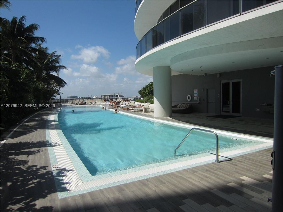 For Rent: $3,600 (1 beds, 1 baths, 745 Square Feet)