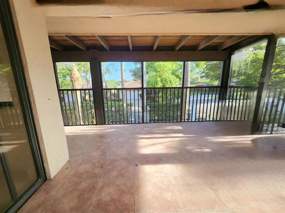 1000165318