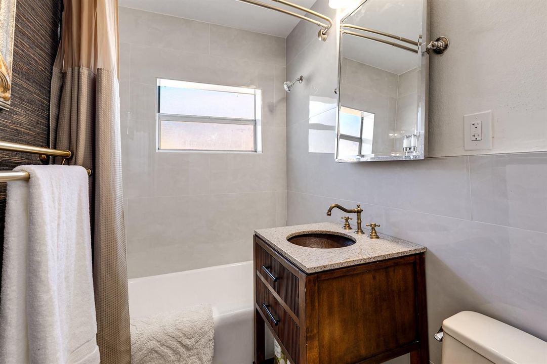 guest_bath_609SArnold Ave