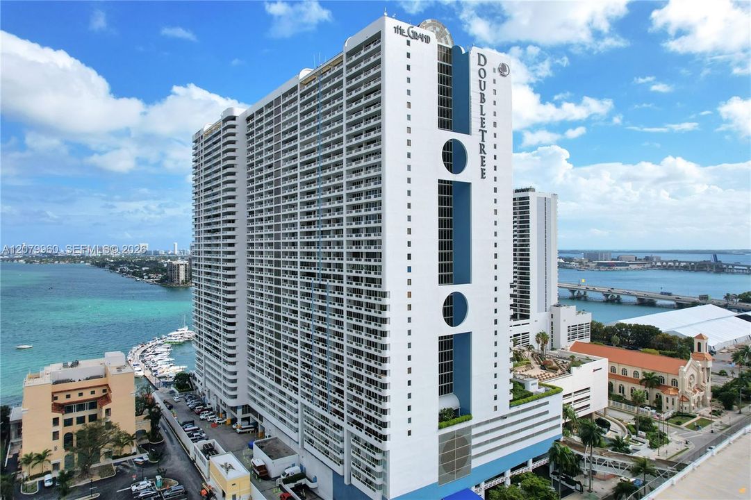 For Rent: $3,200 (1 beds, 1 baths, 1138 Square Feet)