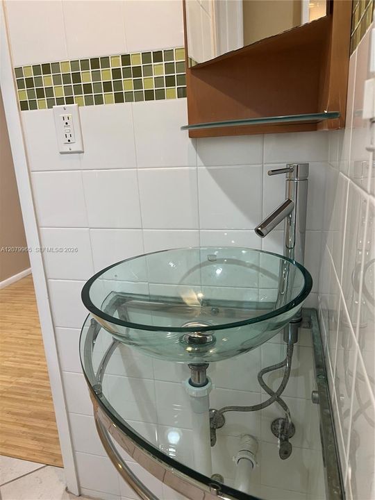 For Rent: $1,950 (1 beds, 1 baths, 660 Square Feet)
