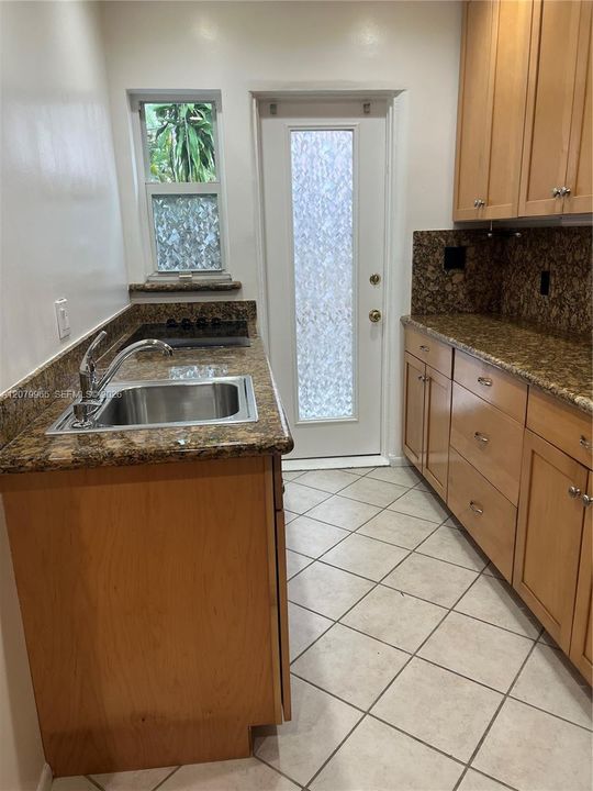 For Rent: $1,950 (1 beds, 1 baths, 660 Square Feet)