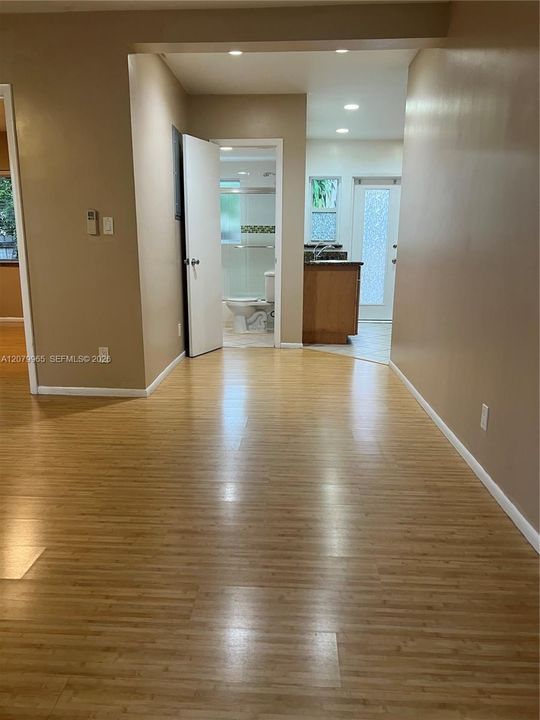 For Rent: $1,950 (1 beds, 1 baths, 660 Square Feet)