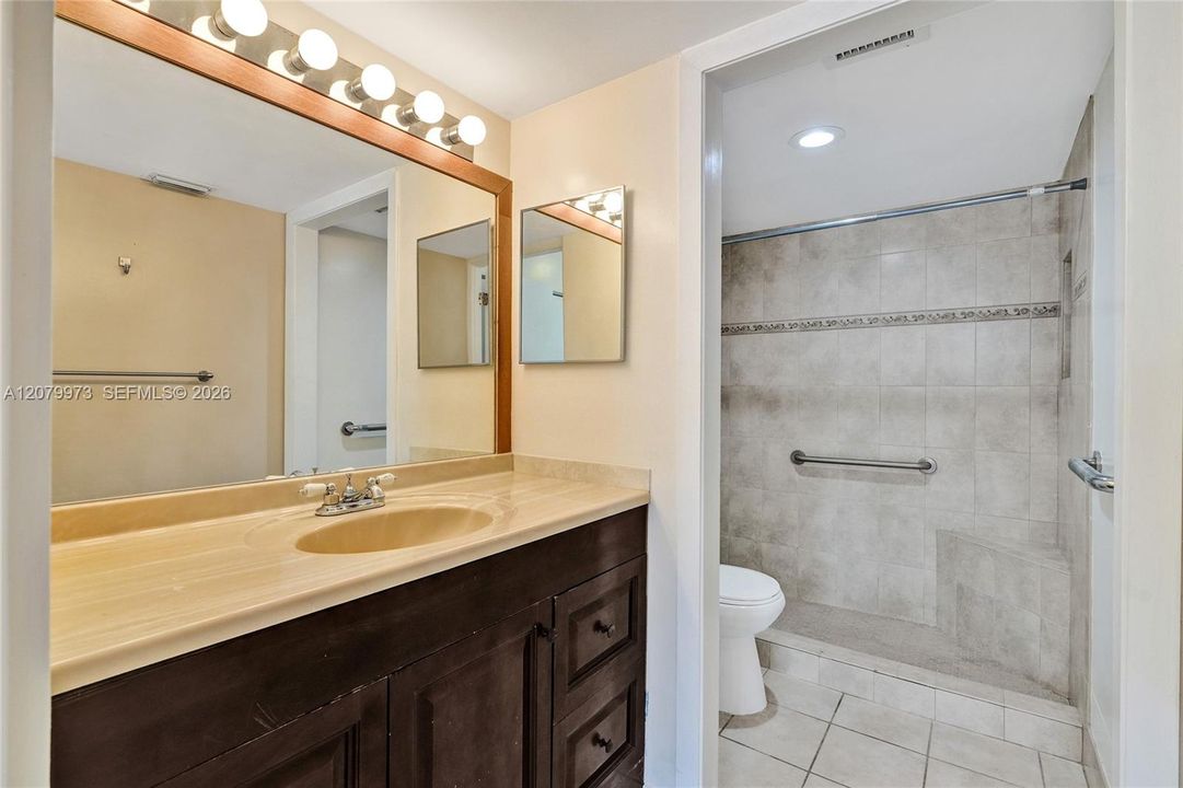 For Sale: $265,000 (2 beds, 2 baths, 1123 Square Feet)