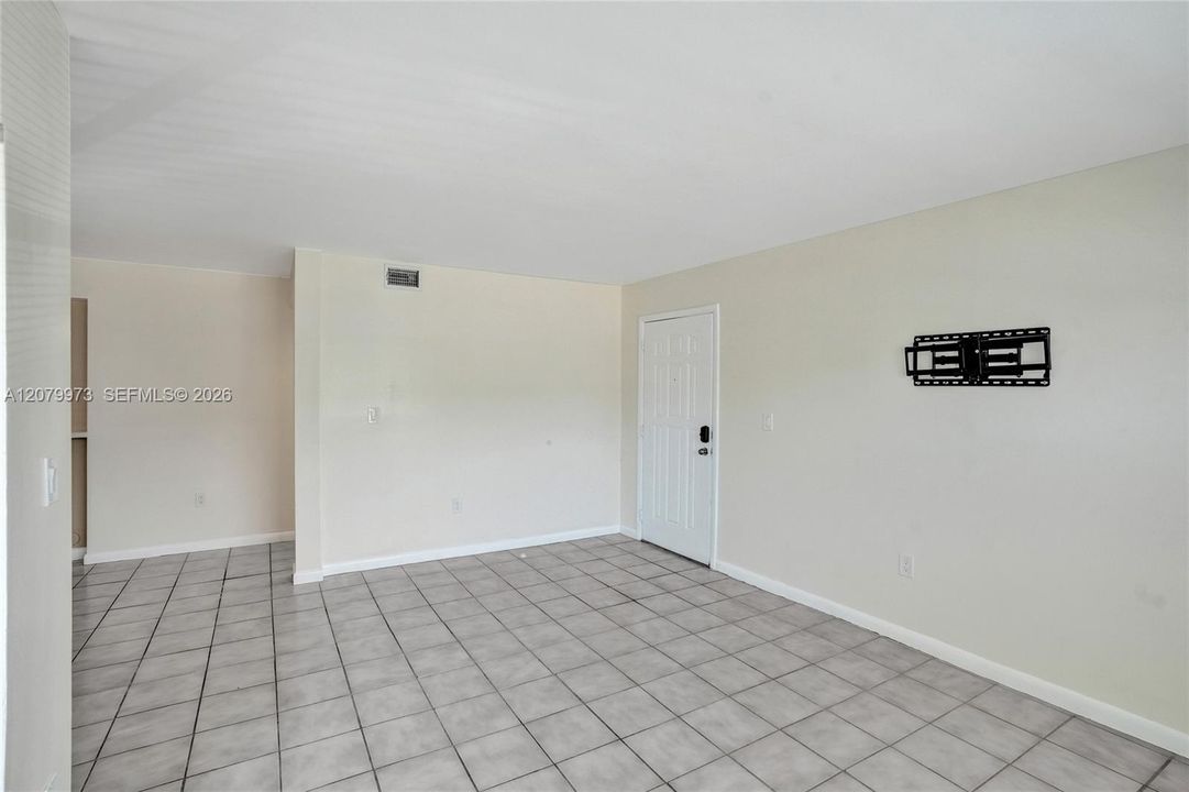 For Sale: $265,000 (2 beds, 2 baths, 1123 Square Feet)