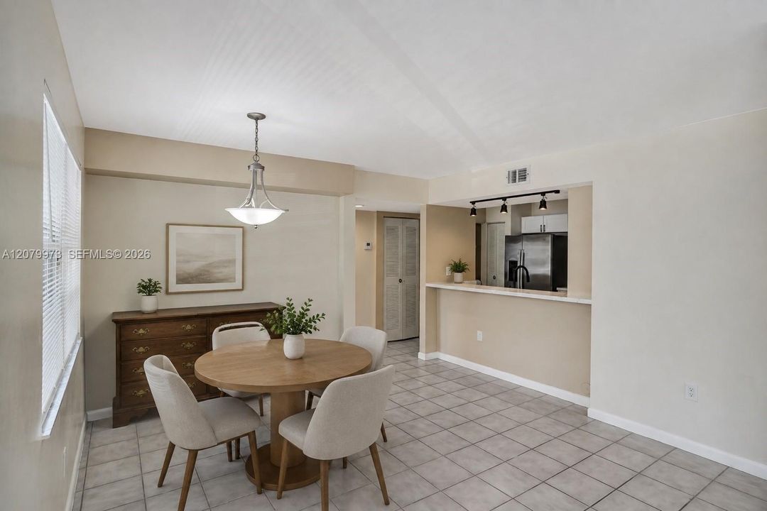 For Sale: $265,000 (2 beds, 2 baths, 1123 Square Feet)