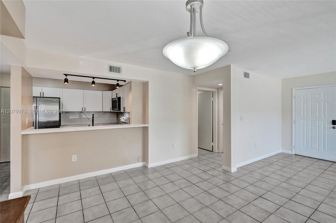 For Sale: $265,000 (2 beds, 2 baths, 1123 Square Feet)