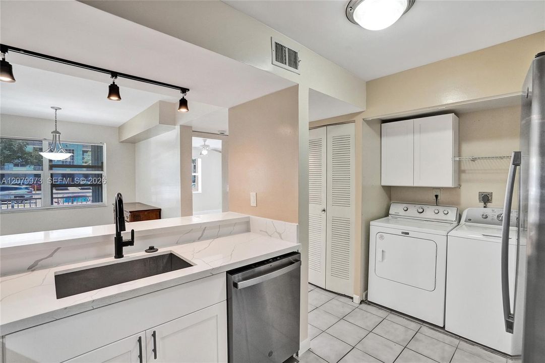 For Sale: $265,000 (2 beds, 2 baths, 1123 Square Feet)