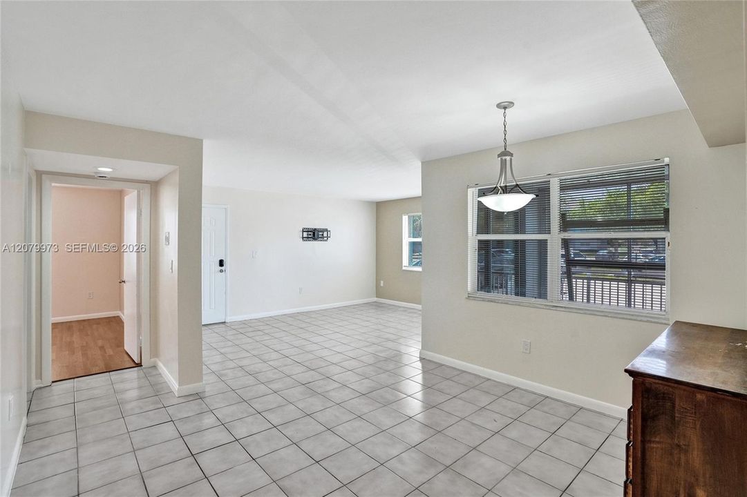 For Sale: $265,000 (2 beds, 2 baths, 1123 Square Feet)