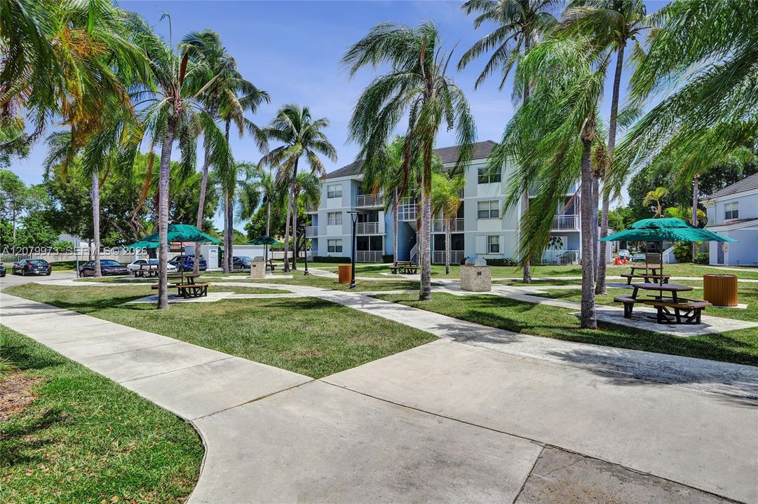 For Sale: $265,000 (2 beds, 2 baths, 1123 Square Feet)