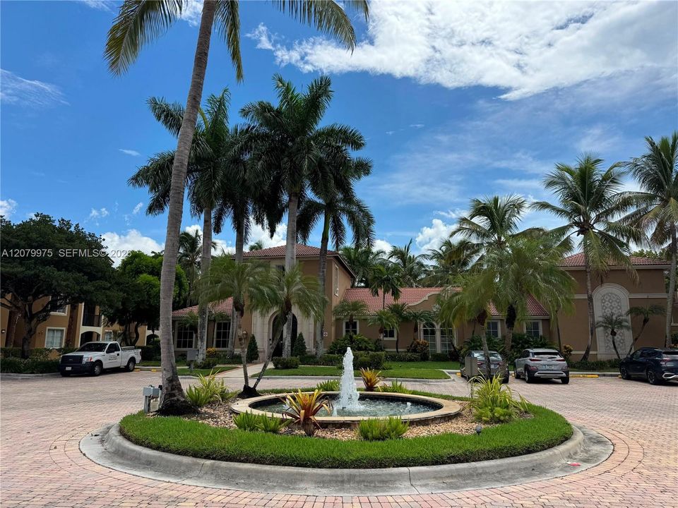 For Rent: $2,100 (2 beds, 2 baths, 981 Square Feet)