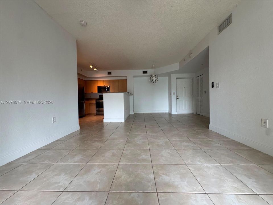 For Rent: $2,100 (2 beds, 2 baths, 981 Square Feet)