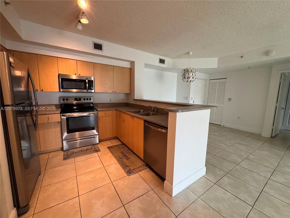 For Rent: $2,100 (2 beds, 2 baths, 981 Square Feet)