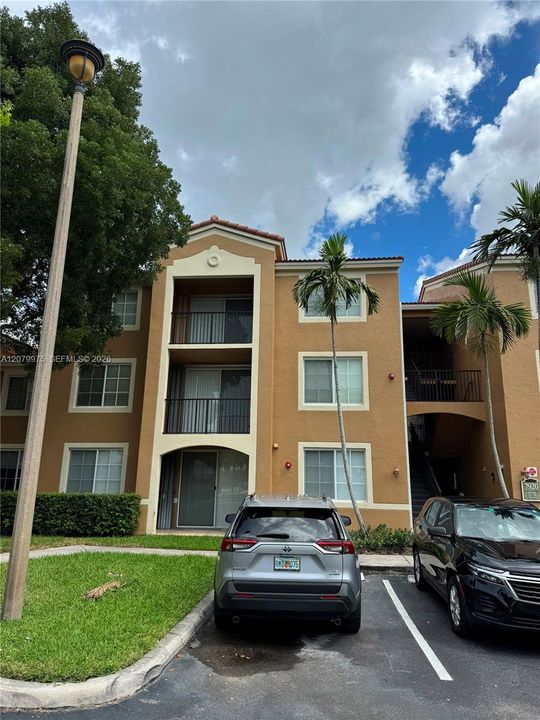 For Rent: $2,100 (2 beds, 2 baths, 981 Square Feet)