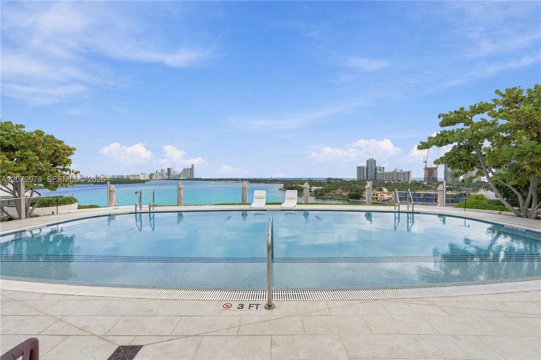 En Venta: $3,995,000 (3 camas, 3 baños, 3075 Pies cuadrados)