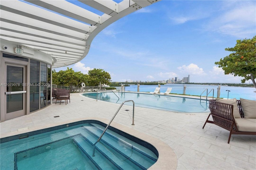En Venta: $3,995,000 (3 camas, 3 baños, 3075 Pies cuadrados)