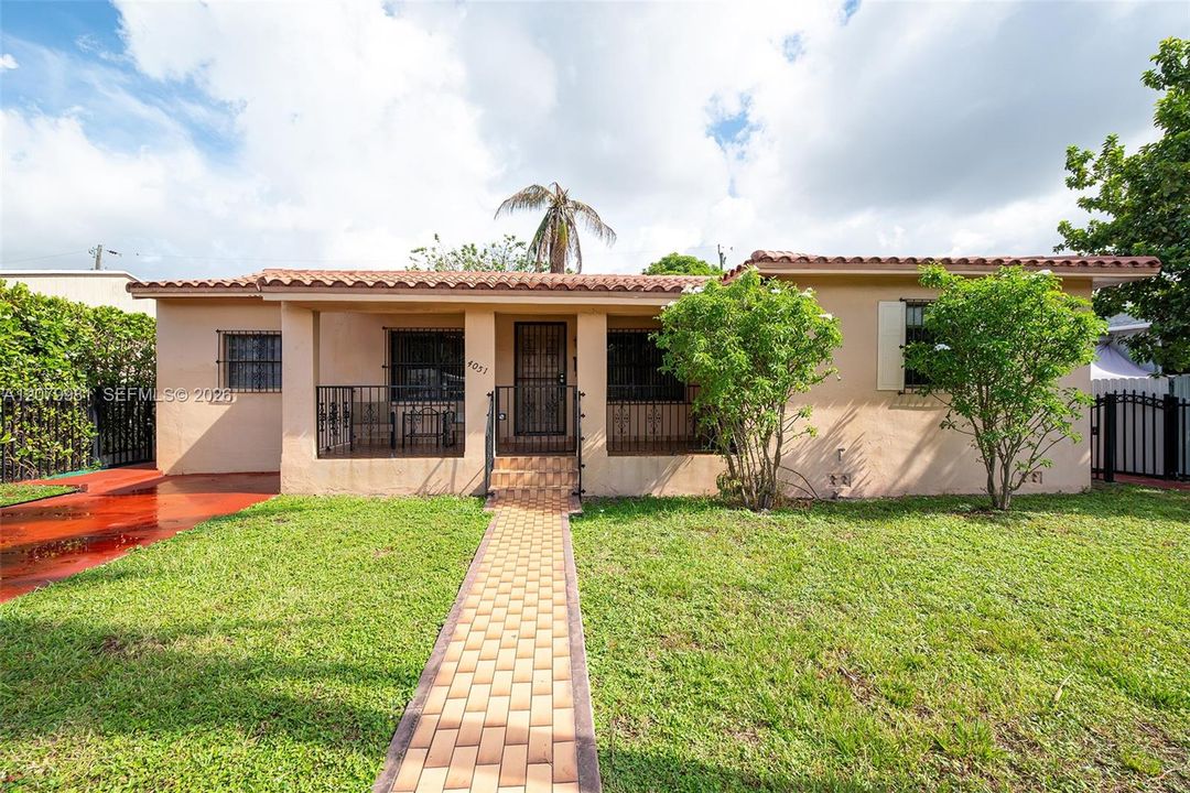 En Venta: $699,900 (4 camas, 3 baños, 1824 Pies cuadrados)