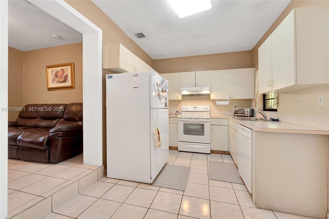 En Venta: $699,900 (4 camas, 3 baños, 1824 Pies cuadrados)