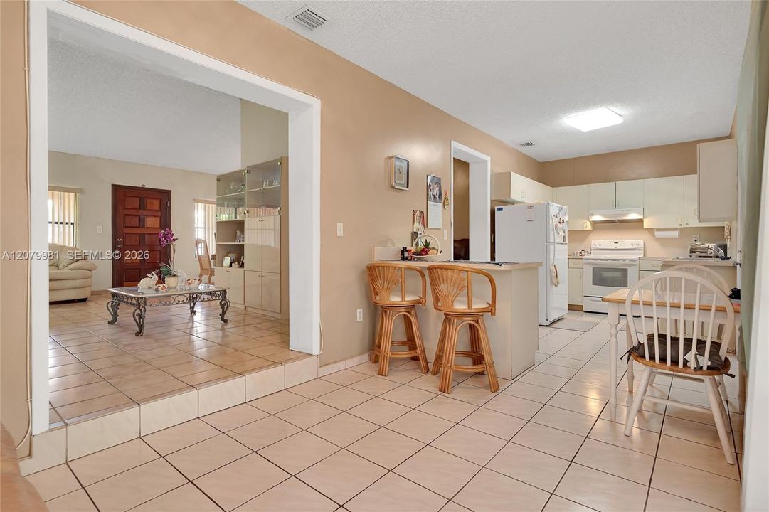 En Venta: $699,900 (4 camas, 3 baños, 1824 Pies cuadrados)