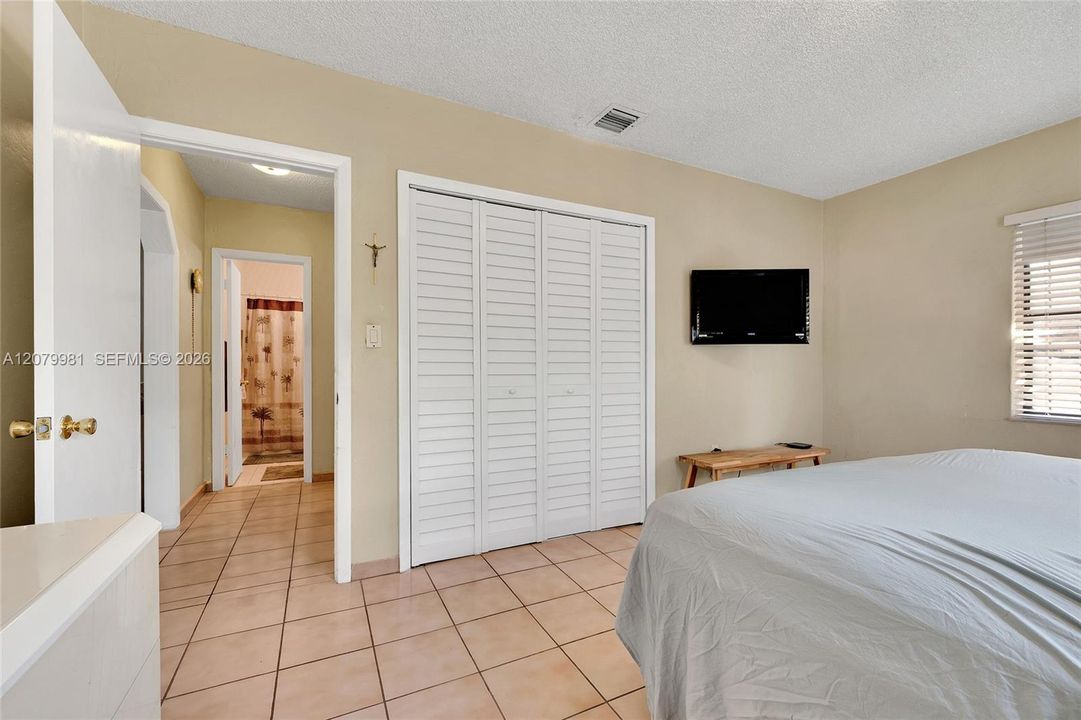 En Venta: $699,900 (4 camas, 3 baños, 1824 Pies cuadrados)