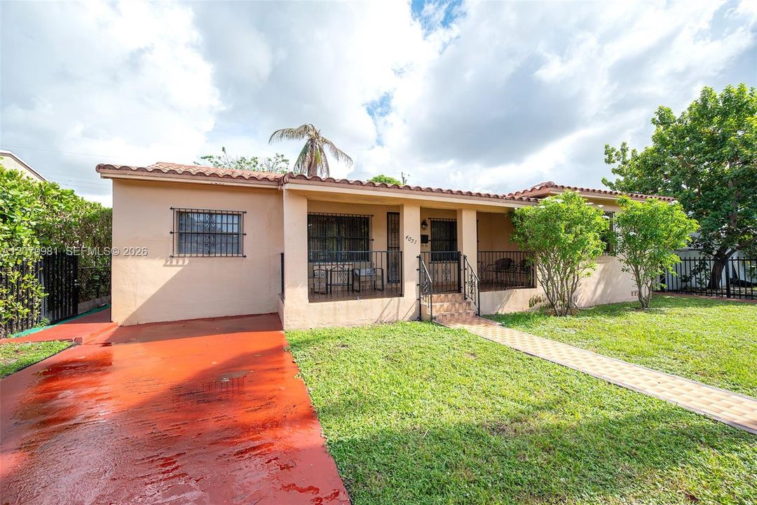 En Venta: $699,900 (4 camas, 3 baños, 1824 Pies cuadrados)