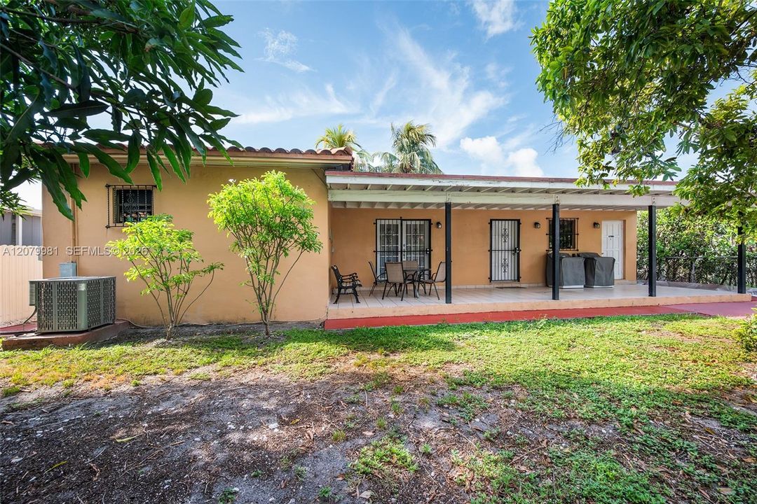 En Venta: $699,900 (4 camas, 3 baños, 1824 Pies cuadrados)