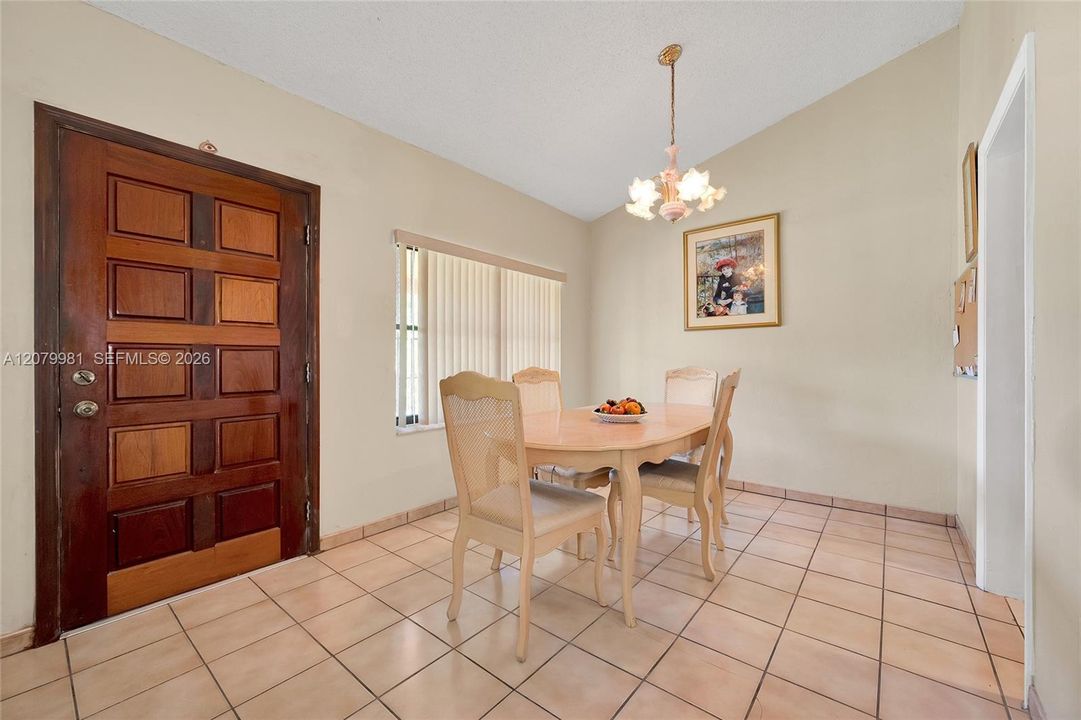 En Venta: $699,900 (4 camas, 3 baños, 1824 Pies cuadrados)