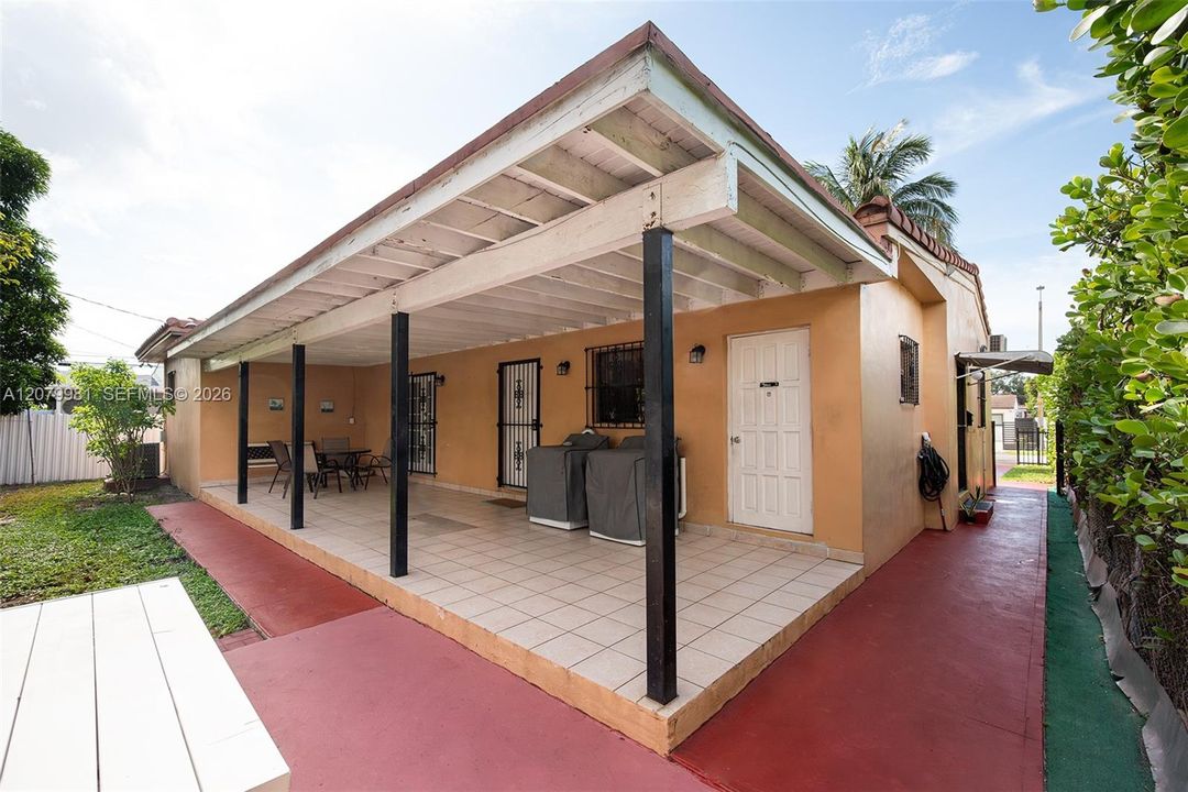 En Venta: $699,900 (4 camas, 3 baños, 1824 Pies cuadrados)