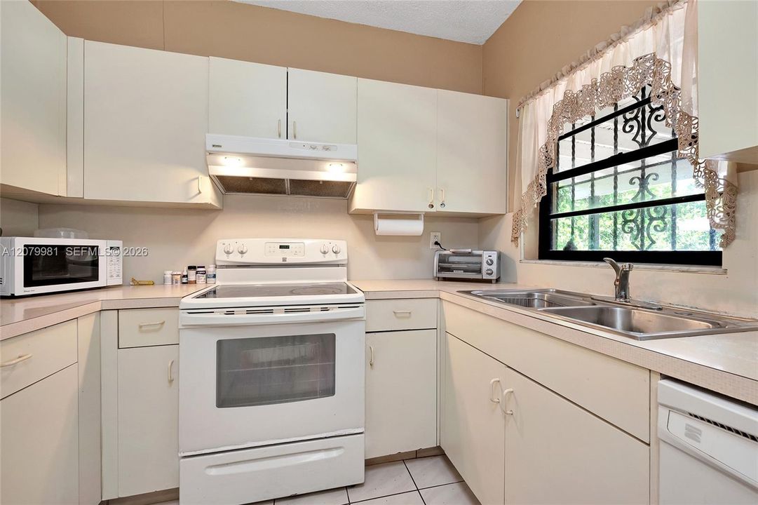 En Venta: $699,900 (4 camas, 3 baños, 1824 Pies cuadrados)