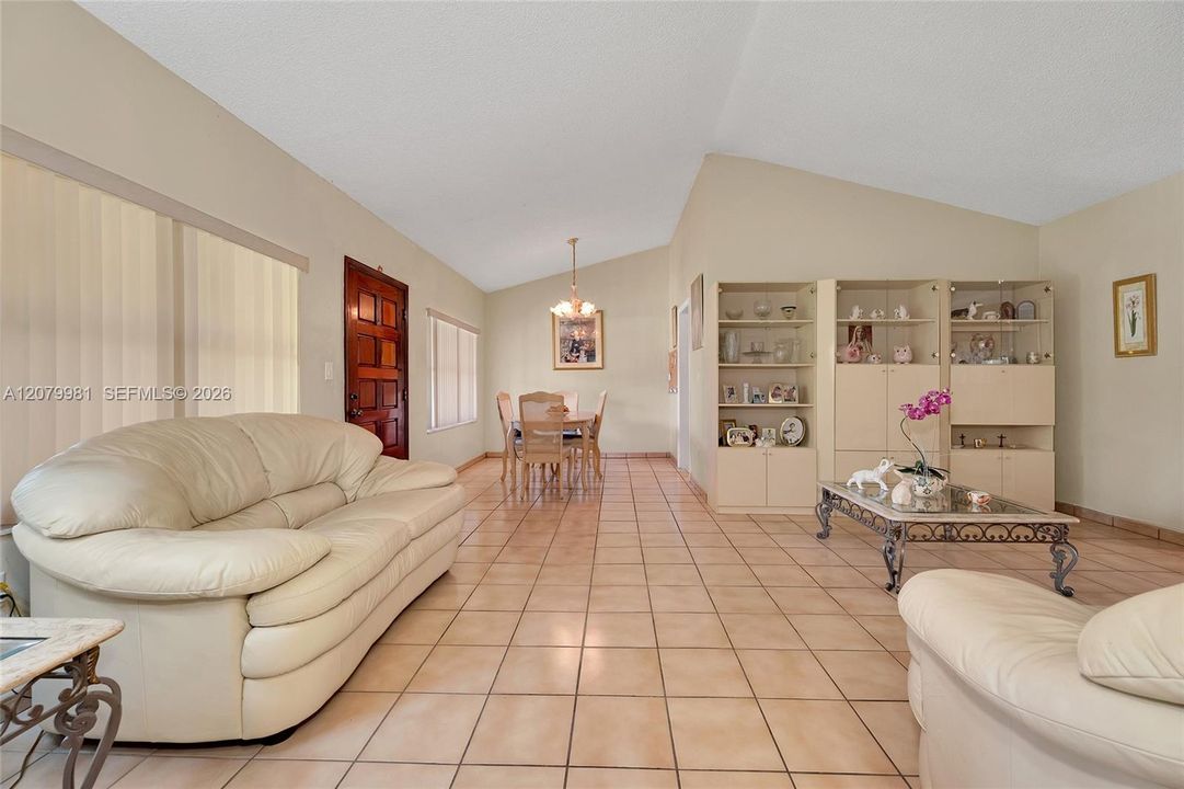 En Venta: $699,900 (4 camas, 3 baños, 1824 Pies cuadrados)