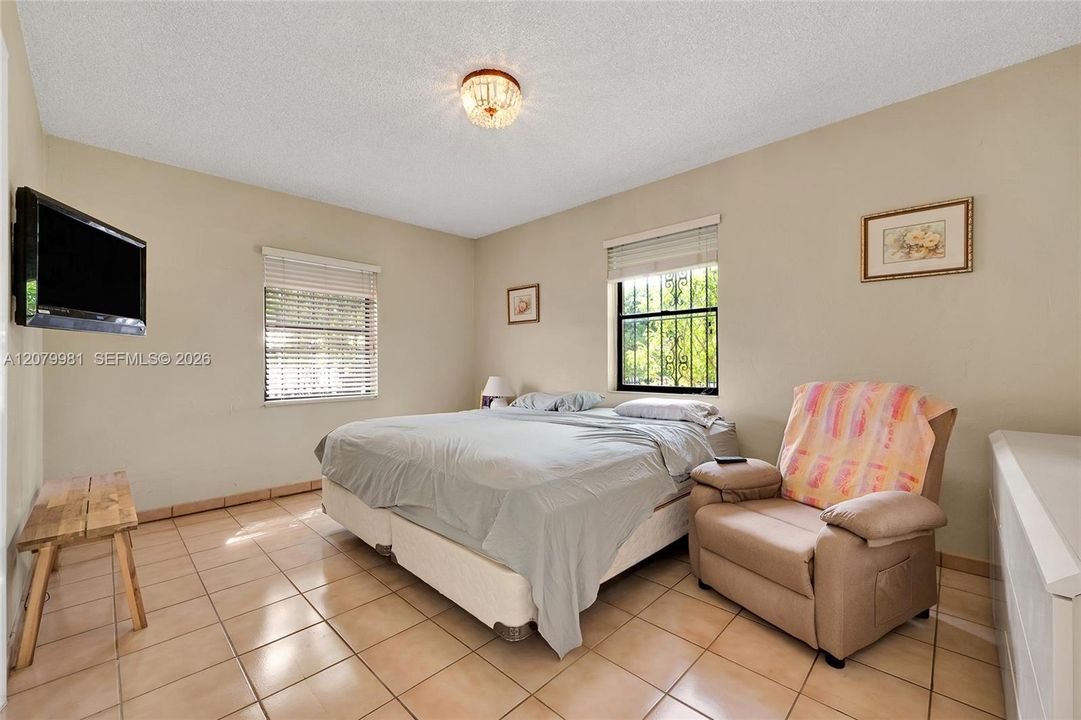 En Venta: $699,900 (4 camas, 3 baños, 1824 Pies cuadrados)