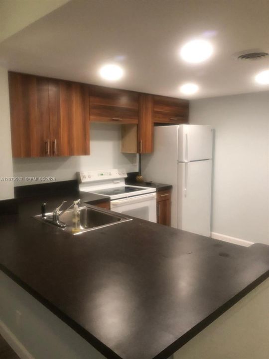 For Rent: $2,000 (2 beds, 1 baths, 780 Square Feet)