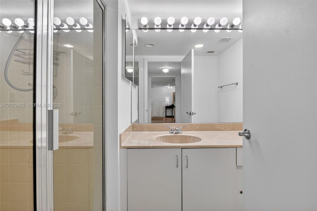 В аренду: $6,000 (2 спален, 2 ванн, 1630 Квадратных фут)