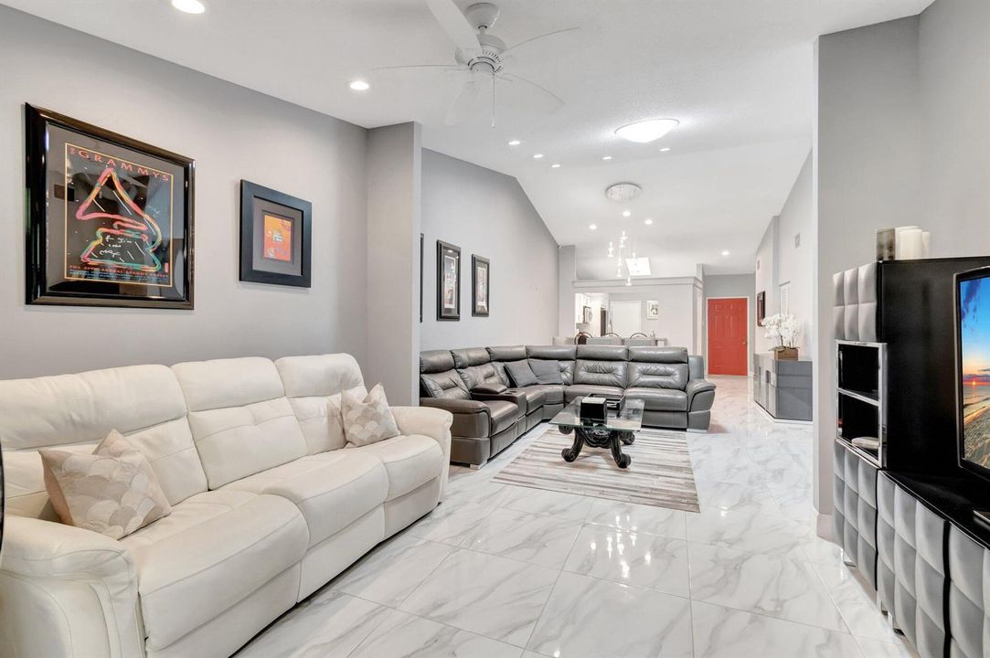 DEN/LIVING ROOM